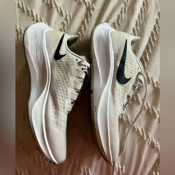 Women’s Nike Air Zoom Pegasus 37 Sneakers - Picture 6 of 10